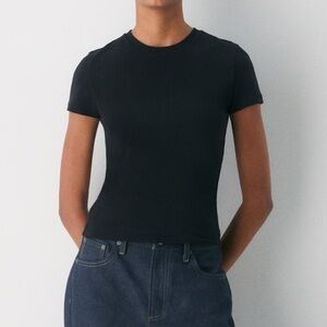 Aritzia
HomeStretch™ Smooth Crew T-Shirt black xsmall never worn but tags off